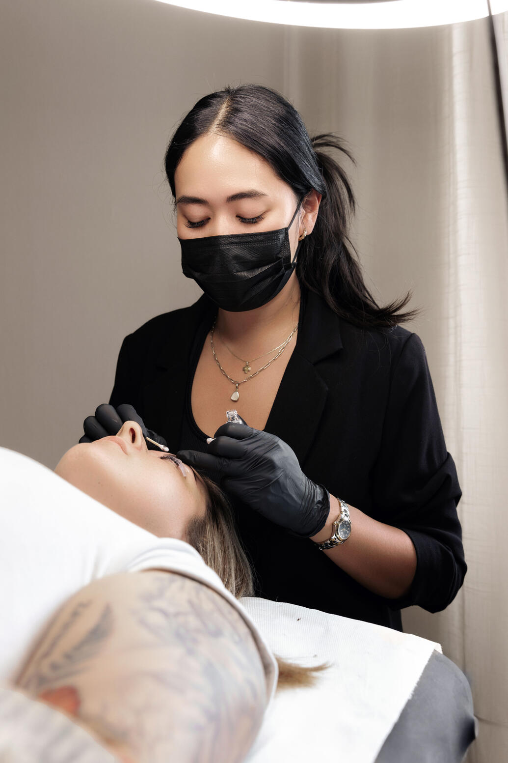 Picture of a woman doing lash extensions and lash lifting